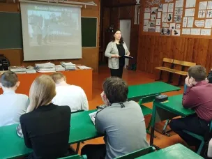 Библиотекари рассказали школьникам о профессии военнослужащего